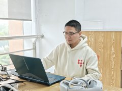 法般穿越于失沉酒吧、藏书楼等成千上万个版本 